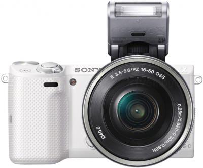 Беззеркальный фотоаппарат Sony NEX-5TLW - вид спереди со вспышкой