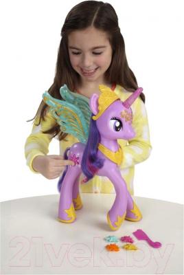 Игровой набор Hasbro My Little Pony Принцесса Твайлайт Спаркл (A3868) - ребенок с игрушкой