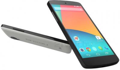 Смартфон LG Nexus 5 16Gb / D821 (белый) - задняя и передняя панели полубоком