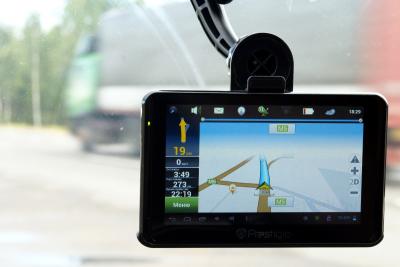 GPS навигатор Prestigio GeoVision 5850 HDDVR (PGPS5850CIS8HDDVRNV) - в автомобиле