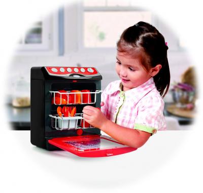 Посудомоечная машина игрушечная PlayGo Моя посудомоечная машина с посудой (3635) - ребенок во время игры