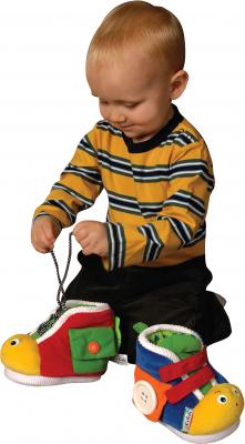 Развивающая игрушка K's Kids Ботинки обучающие / KA10461 - ребенок с ботинками