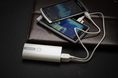 Портативное зарядное устройство Atomic SD226 (White) - зарядка двух телефонов одновременно