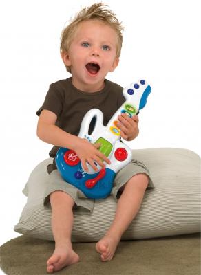 Музыкальная игрушка Chicco Гитара / 60068 - ребенок с гитарой