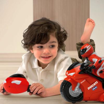Радиоуправляемая игрушка Chicco Мотоцикл DUCATI 1198 - ребенок с игрушкой