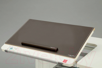 Накладка на стол Comf-Pro Desk Mat (коричневый) - Фото накладки, прикрепленной к столу (стол в комплект не входит)