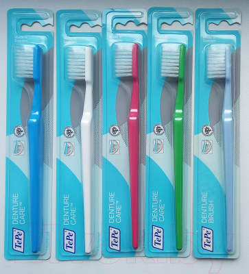 Зубная щетка TePe Denture Brush для съемных протезов с удлиненной щетиной