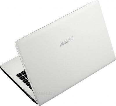 Ноутбук Asus X551CA-SX016D - вид сзади