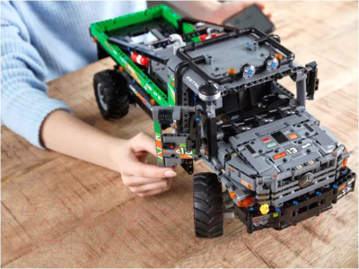 Конструктор Lego Technic Полноприводный грузовик-внедорожник MB Zetros 42129