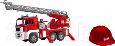 Масштабная модель автомобиля Bruder Пожарная машина MAN (01981) - каска в комплекте
