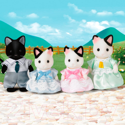 Набор фигурок коллекционных Sylvanian Families Семья черно-белых кошек / 5181