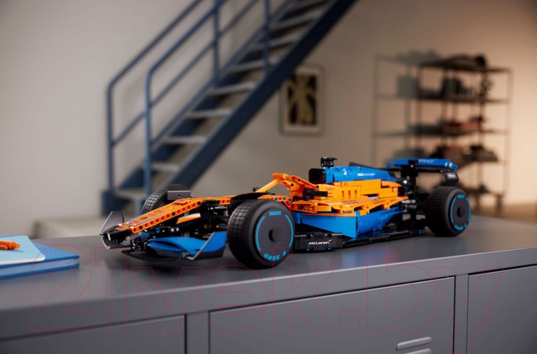 Конструктор Lego Technic Гоночный автомобиль McLaren Formula 1 / 42141