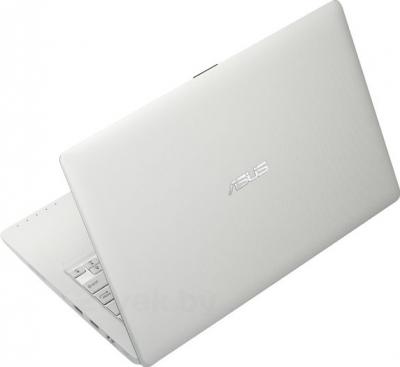 Ноутбук Asus X200MA-KX047D - вид сзади