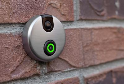 Вызывная панель Skybell Video Doorbell - в прикрепленном виде