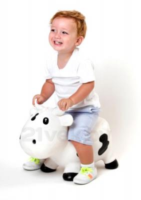 Игрушка-прыгун KidzzFarm Коровка Белла (белая с черным) - ребенок на игрушке
