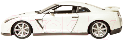 Масштабная модель автомобиля Bburago Ниссан GT-R (2017) / 18-21082 (белый металлик)