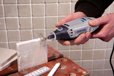 Профессиональный гравер Dremel 3000 JM (F.013.300.0JM) - в работе