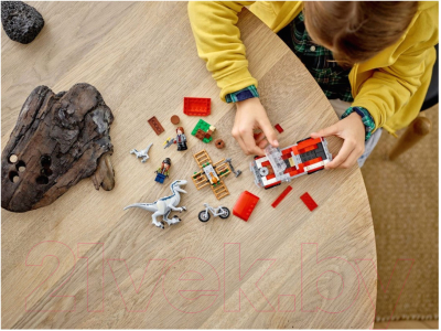 Конструктор Lego Jurassic World Блу и поимка бета-велоцираптора 76946