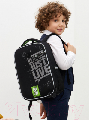 Школьный рюкзак Grizzly RAw-397-10 (черный/салатовый)