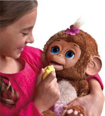Интерактивная игрушка Hasbro FurReal Friends Смешливая обезьянка / A1650 - девочка с игрушкой