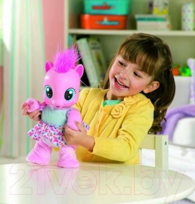 Интерактивная игрушка Hasbro My Little Pony Малютка пони Пинки Пай (29208) - ребенок с игрушкой