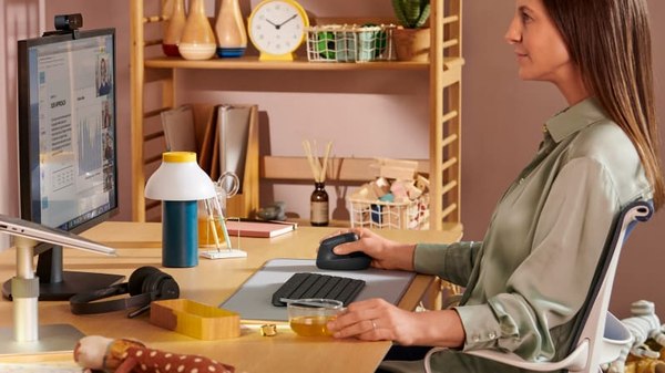 Мышь Logitech Lift Ergonomic / 910-006480 (белый)