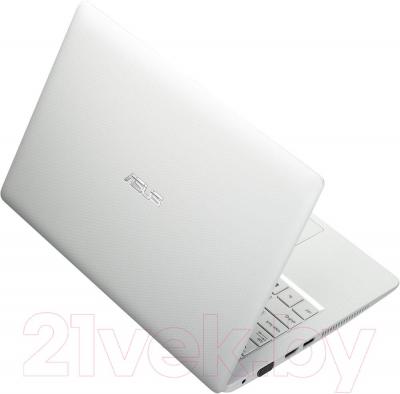Ноутбук Asus X200MA-KX241D - вид сзади