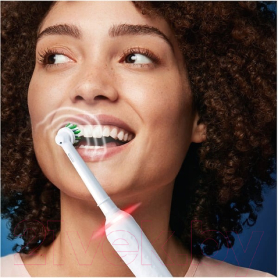 Электрическая зубная щетка Oral-B Pro 3 3000 Sensitive Clean White