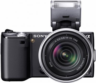 Беззеркальный фотоаппарат Sony Alpha NEX-5D - вид спереди с объективом и вспышкой