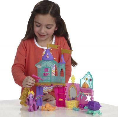 Кукольный домик Hasbro My Little Pony Кристальный Замок (A3796) - ребенок во время игры
