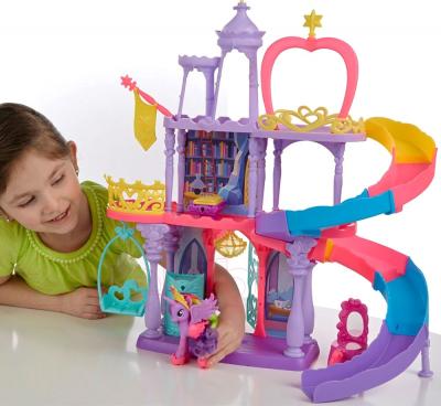 Кукольный домик Hasbro My Little Pony Королевство Твайлайт Спаркл Рейнбоу (A8213) - ребенок во время игры