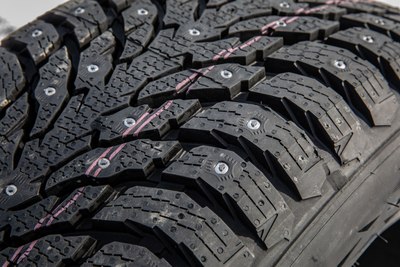 Зимняя шина Ikon Tyres (Nokian Tyres) Autograph Ice 9 235/45R18 98T (шипы)