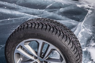 Зимняя шина Ikon Tyres (Nokian Tyres) Autograph Ice 9 SUV 235/65R17 108T (шипы)