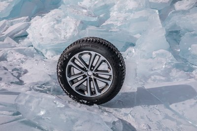 Зимняя шина Ikon Tyres (Nokian Tyres) Autograph Ice 9 SUV 235/65R17 108T (шипы)