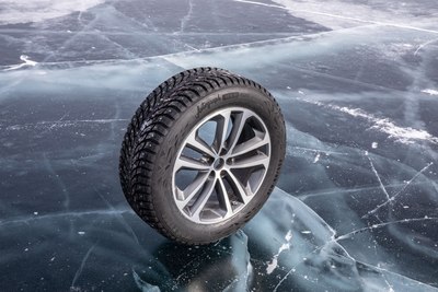 Зимняя шина Ikon Tyres (Nokian Tyres) Autograph Ice 9 SUV 235/65R17 108T (шипы)