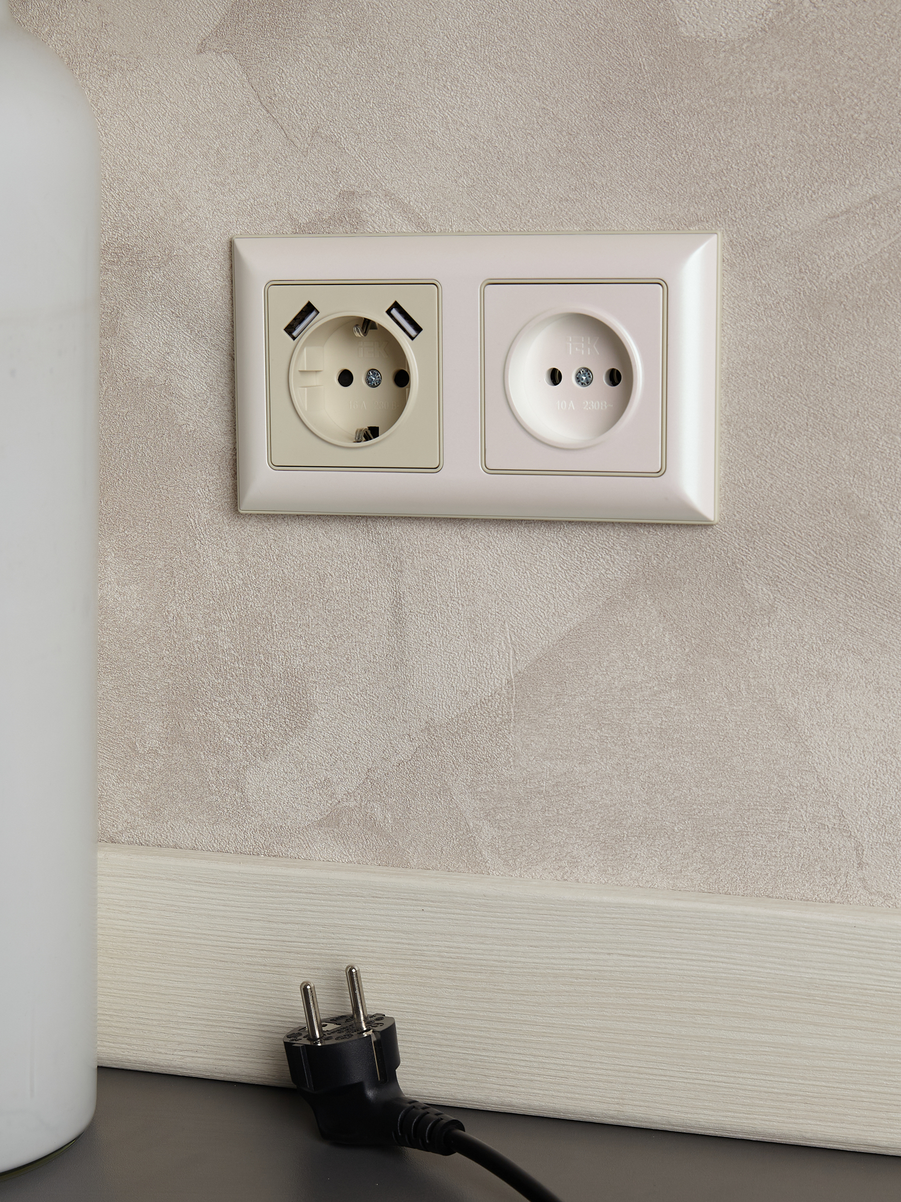 Рамка для выключателей и розеток IEK Brite BR-M22-12-1-K10 (бежевый/жемчужный) — фото 5