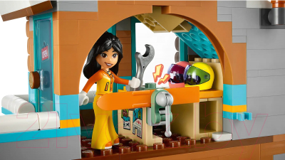 Конструктор Lego Friends Каникулы: Лыжная трасса и кафе / 41756