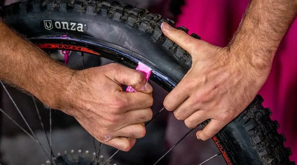 Набор лопаток бортировочных Muc-Off Rim Stix Tyre Lever Pink (2шт)