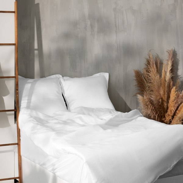Простыня Sima-Land Home Tencel на резинке 180x200 / 10285339 (белый)