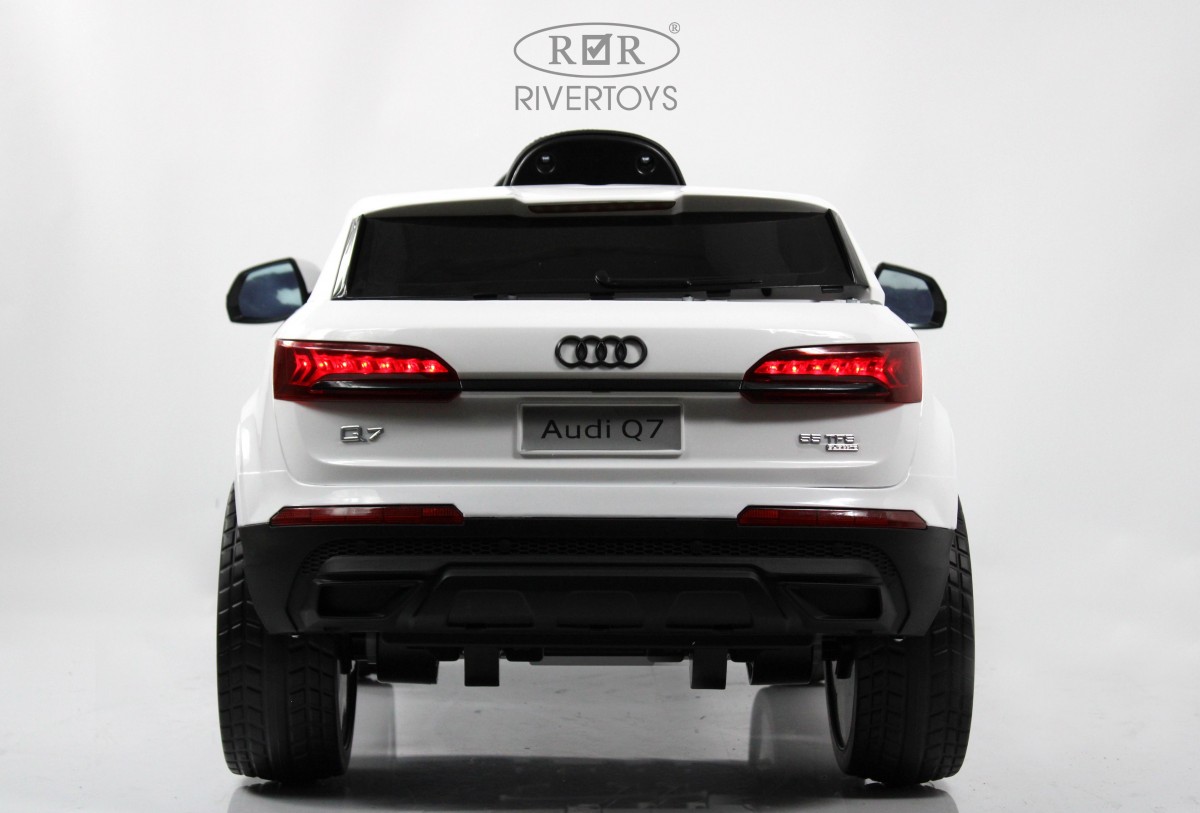 Детский автомобиль RiverToys Audi Q7 / HL678