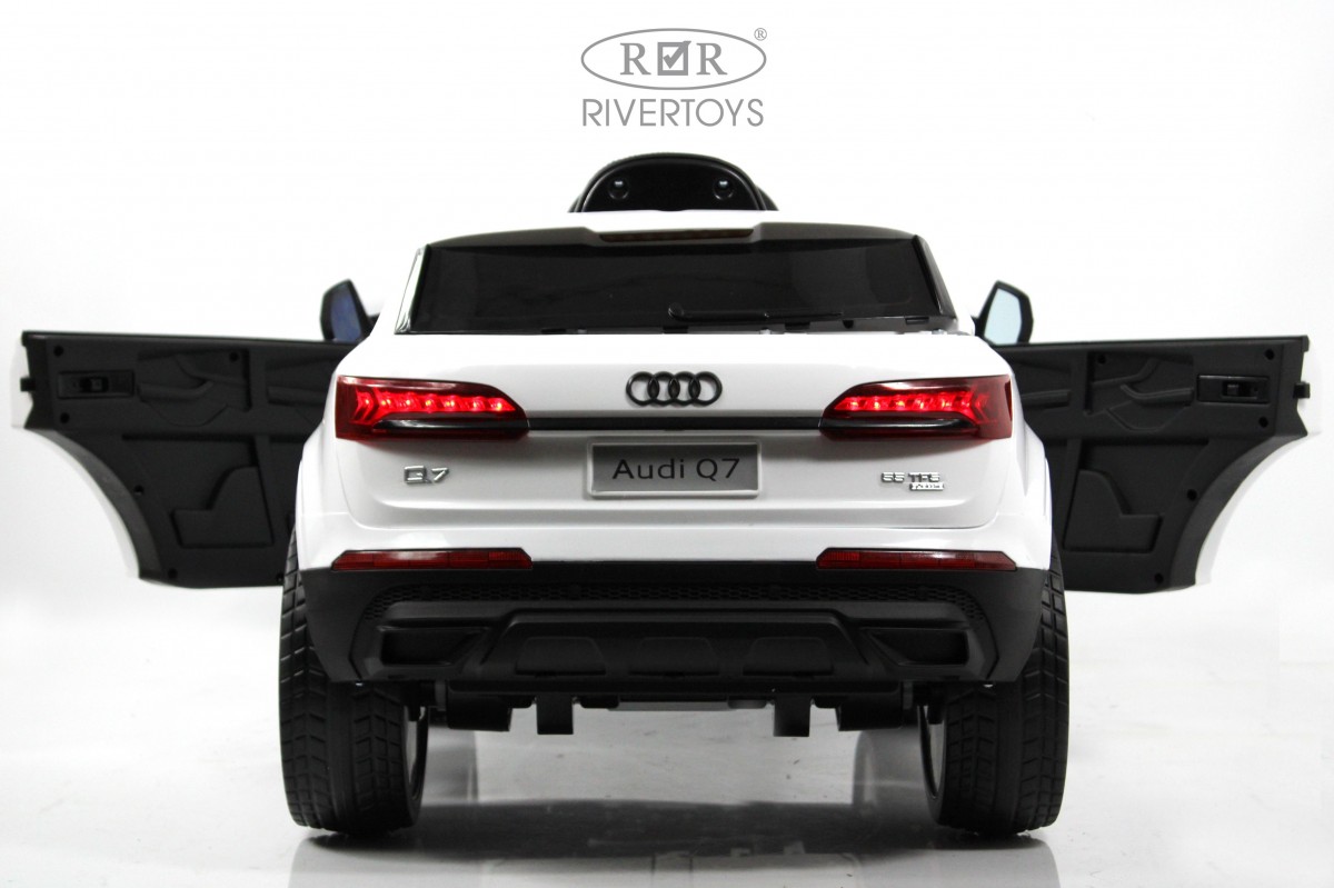 Детский автомобиль RiverToys Audi Q7 / HL678