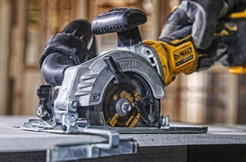 Профессиональная дисковая пила DeWalt DCS571N