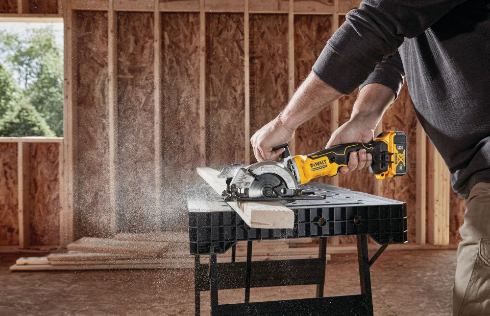 Профессиональная дисковая пила DeWalt DCS571P2T