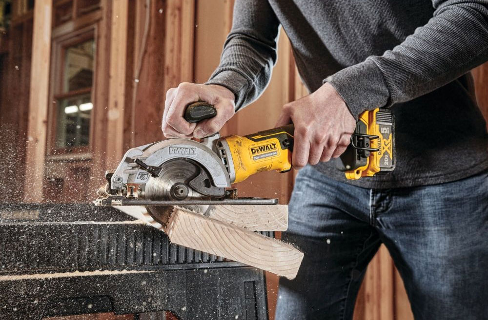 Профессиональная дисковая пила DeWalt DCS571P2T