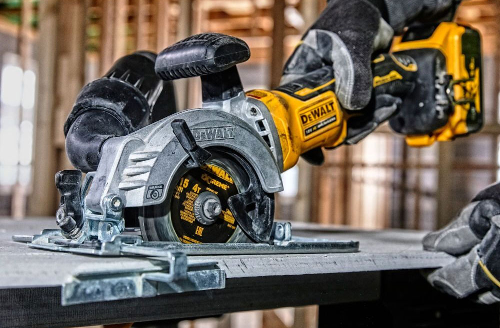 Профессиональная дисковая пила DeWalt DCS571P2T