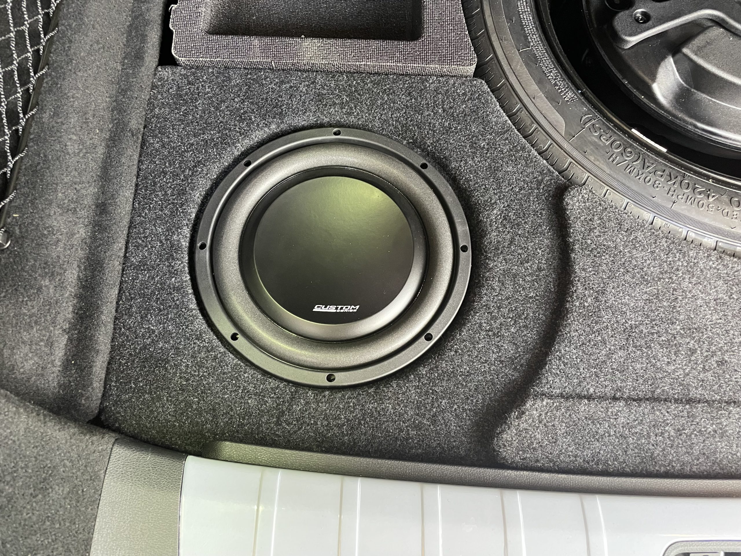Корпус для сабвуфера Драйв Stels Geely Tugella к запаске 10" — фото 5