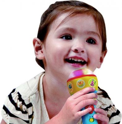 Развивающая игрушка PlayGo Микрофон "Поем вместе" (2664) - ребенок с игрушкой
