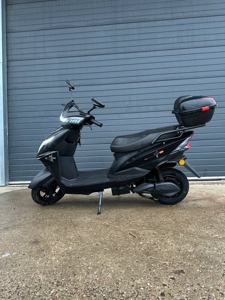Электроскутер Volt Storm ZS с багажником (черный)