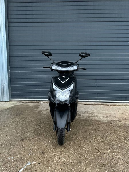 Электроскутер Volt Storm ZS с багажником (черный)