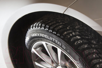 Зимняя шина Nokian Tyres Hakkapeliitta 8 235/45R18 98T (шипы)